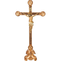 Cristo Pisa en pedestal con Evangelistas
